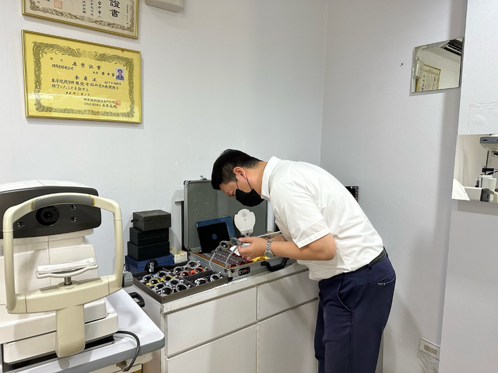 機能、品味、舒適結合於一身 得恩堂 ZIZKA 配鏡體驗心得