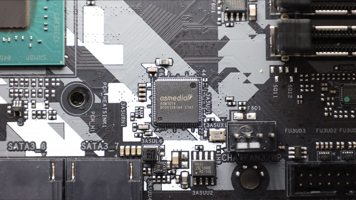 機殼裡放螢幕更方便了！ASRock Z790 Steel Legend WiFi