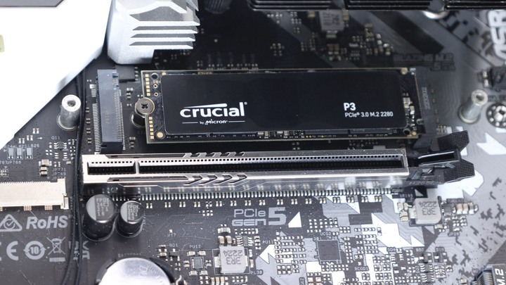 機殼裡放螢幕更方便了！ASRock Z790 Steel Legend WiFi
