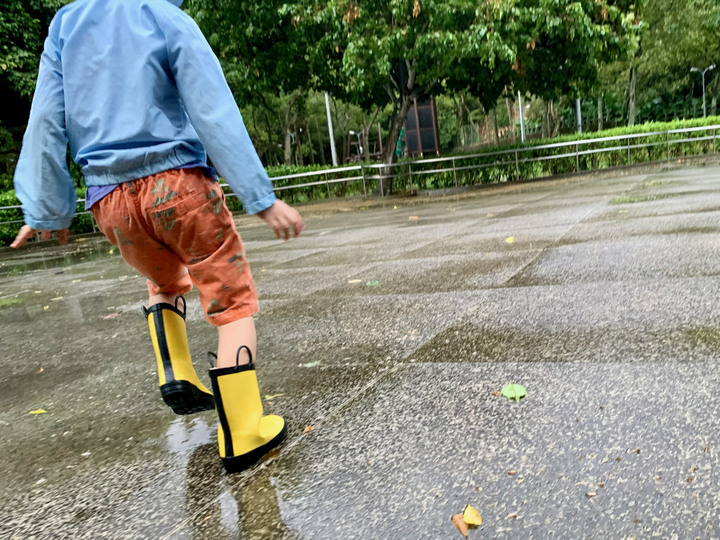 美國Oaki兒童雨鞋開箱｜兒子的天然橡膠雨鞋初體驗