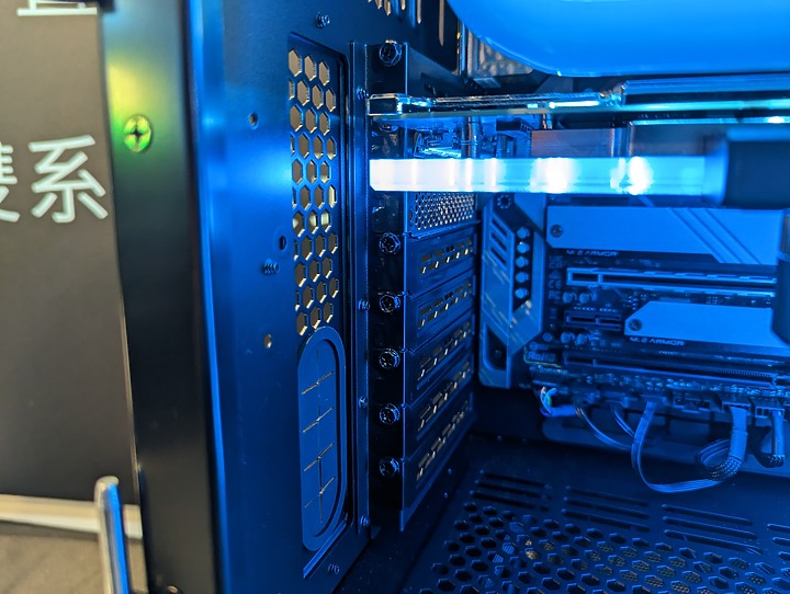 點我看大圖 【分享】GAMFORCE LIAN LI 聯力 V3000 PLUS 高階機殼