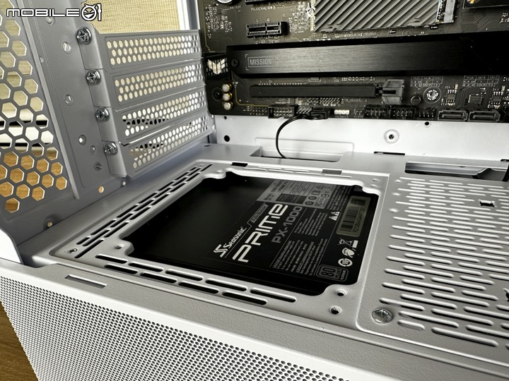 2022年度壓軸 聯力 LANCOOL 216 中塔式機殼