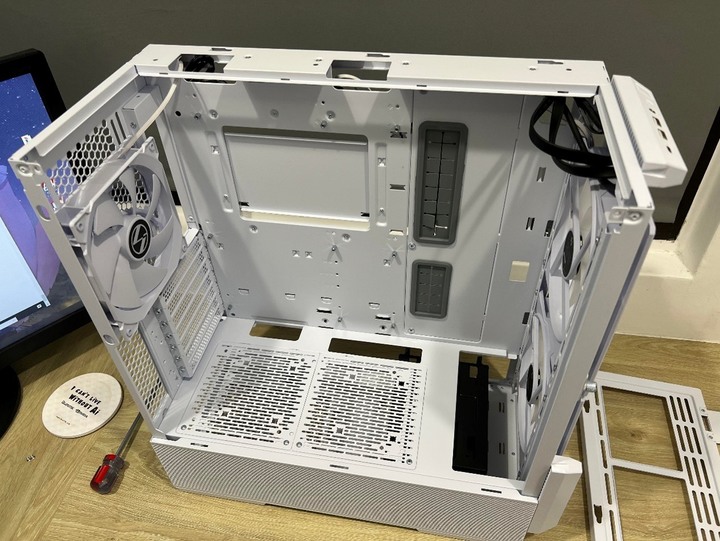 聯力Lian li的誠意之作Lancool 216,巧思滿滿的散熱猛獸 !