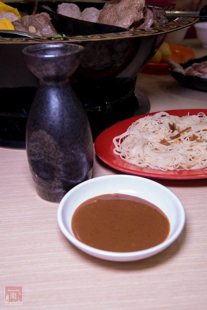 【臺南美食】秋冬就要進補，招牌禽獸鍋讓你吃到薑母鴨也能吃到羊肉爐，再搭個紅蟳、雞佛、鮑魚讓你補上加補，還有免費停車場~鑫帝元薑母鴨羊肉爐