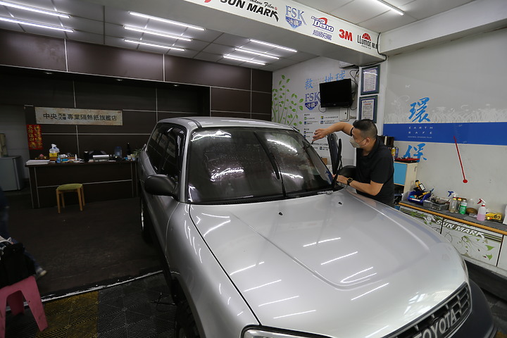 點我看大圖 舒熱佳LX70-前擋風玻璃70%透光度的選擇-RAV4 SX11