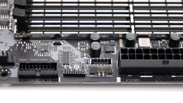 機殼裡放螢幕更方便了！ASRock Z790 Steel Legend WiFi
