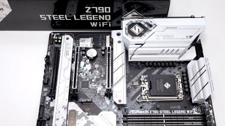 機殼裡放螢幕更方便了！ASRock Z790 Steel Legend WiFi