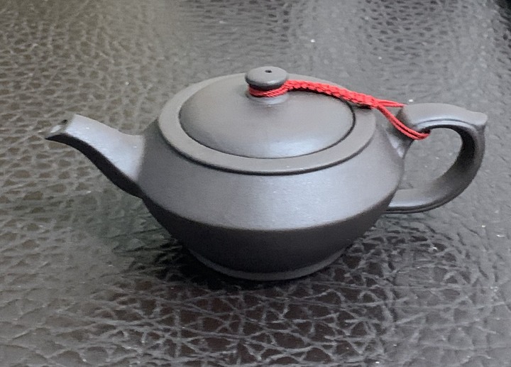 掃除整理出一些茶壺！請懂得幫忙看看有沒有價值
