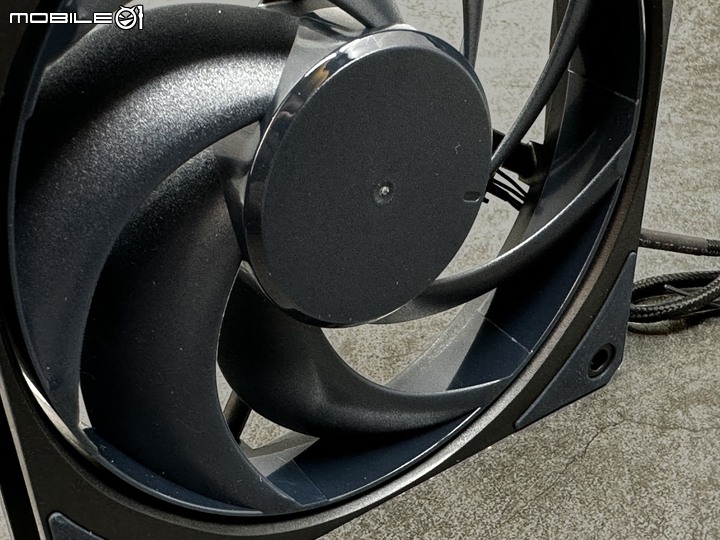[開箱]酷碼新風扇 Mobius 120 / Mobius 120P ARGB