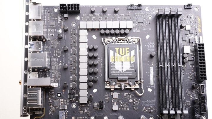 他會是幫 DDR4 記憶體再戰 N 年的希望？ASUS TUF GAMING Z790-PLUS WiFi D4