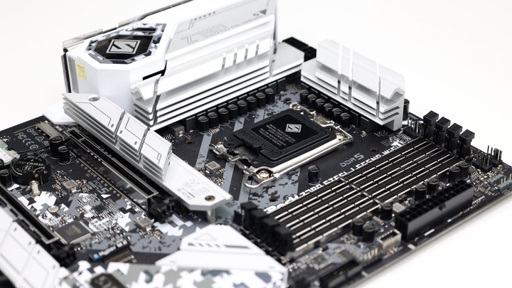 機殼裡放螢幕更方便了！ASRock Z790 Steel Legend WiFi