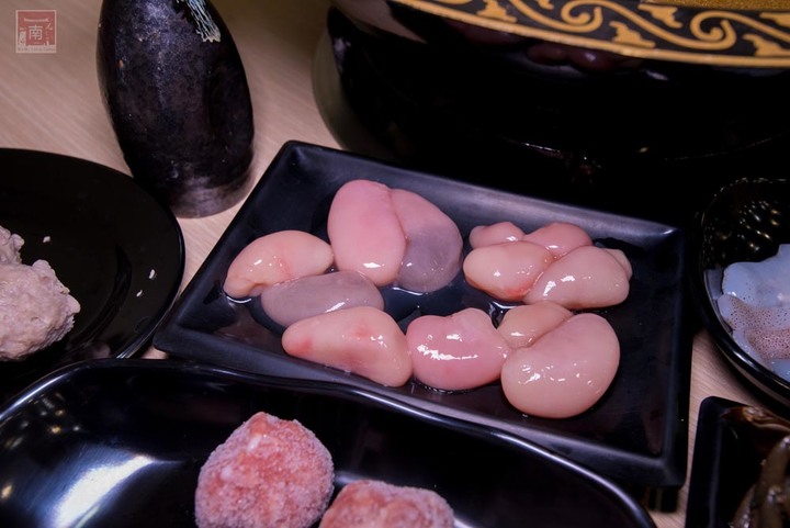 【臺南美食】秋冬就要進補，招牌禽獸鍋讓你吃到薑母鴨也能吃到羊肉爐，再搭個紅蟳、雞佛、鮑魚讓你補上加補，還有免費停車場~鑫帝元薑母鴨羊肉爐