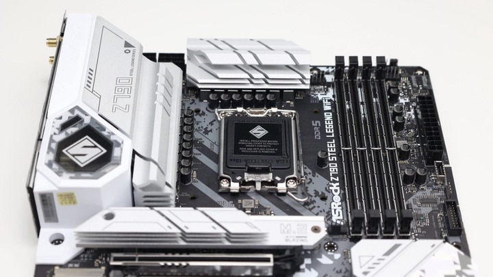 機殼裡放螢幕更方便了！ASRock Z790 Steel Legend WiFi