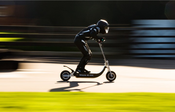 電動滑板車時速飆破百?全球首個電動滑板車比賽!
