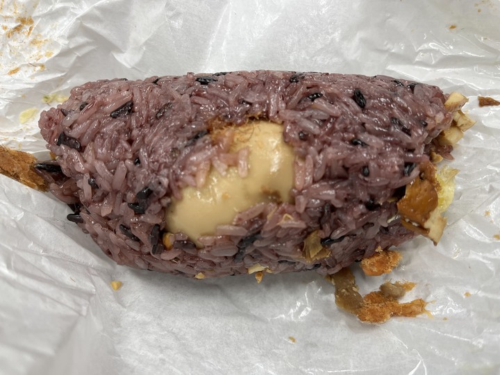 [食記] 平實豆漿，台灣基隆信義，可口黑米飯糰配上獨特焙茶豆漿