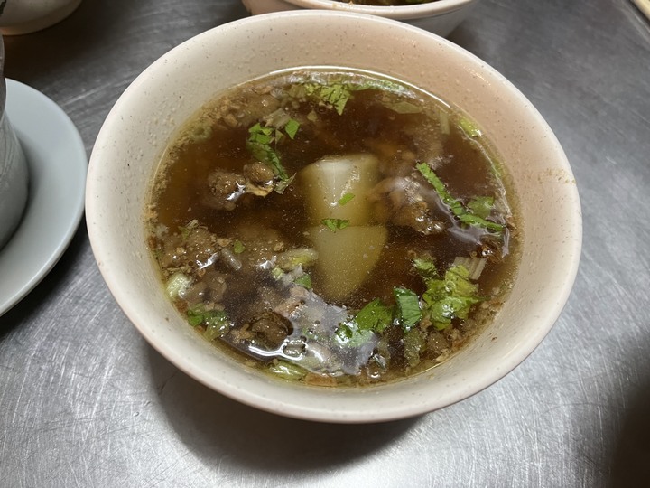 [食記] 蔡家知高飯，台灣基隆中正，香黏肥嫩入味知高飯配夠味排骨酥湯