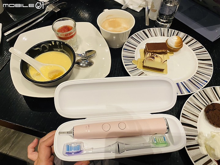 點我看大圖 開箱分享|體驗飛利浦Sonicare鑽白極淨智能鑽石機 | HX9924 ,感受集質感、輕巧、方便、好用於一身的刷牙神機