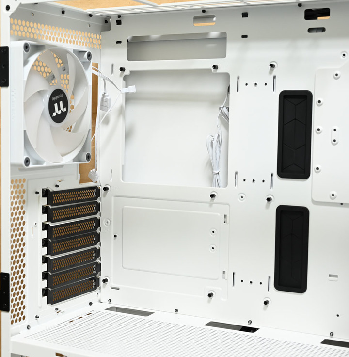 thermaltake勁透Ceres 500 TG ARGB機殼開箱
