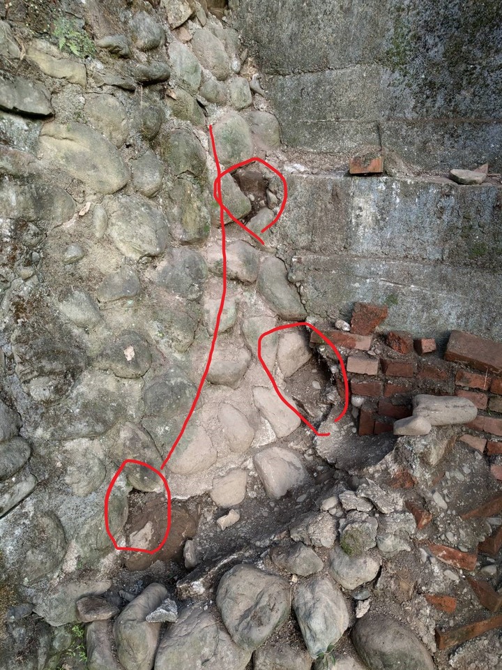 請問半山腰的房子有傾斜現象~~