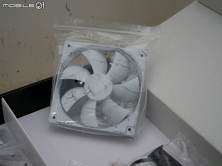 開箱 Z790 Taichi Carrara 卡拉拉大理石潑墨風