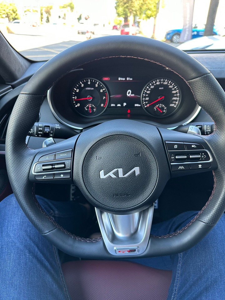 買了最入門小車,來試試KIA最旗艦轎跑車~~