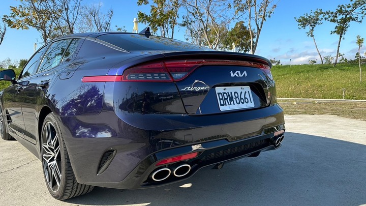 買了最入門小車,來試試KIA最旗艦轎跑車~~