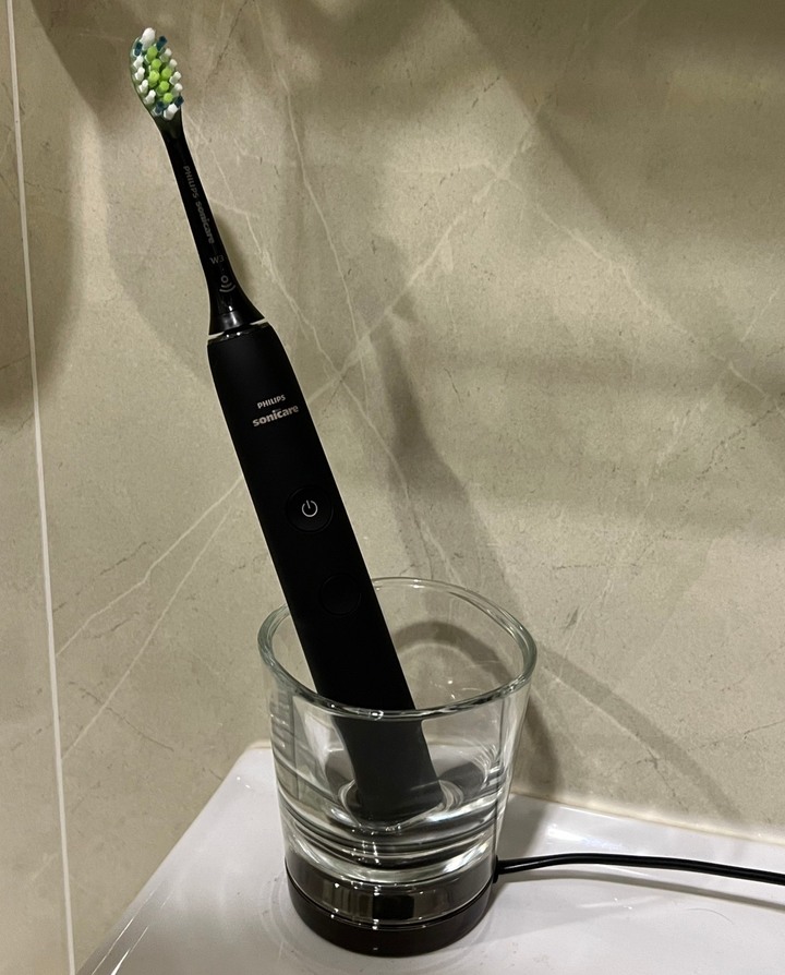 開箱《飛利浦 Sonicare鑽白極淨智能鑽石音波電動牙刷》挑戰三天有感鑽白:終於加入電動牙刷行列!