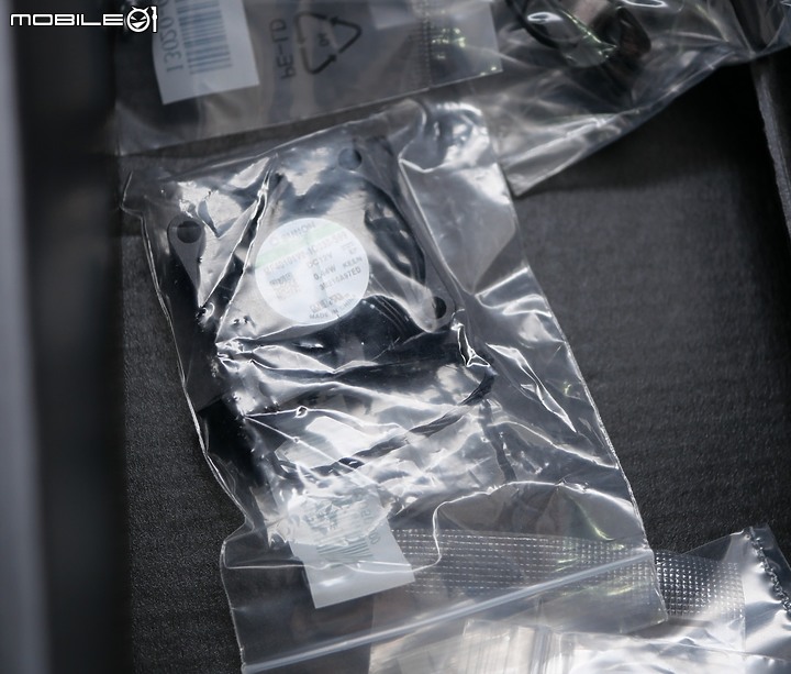 點我看大圖 白色控高階之選 ROG Maximus Z790 APEX 開箱