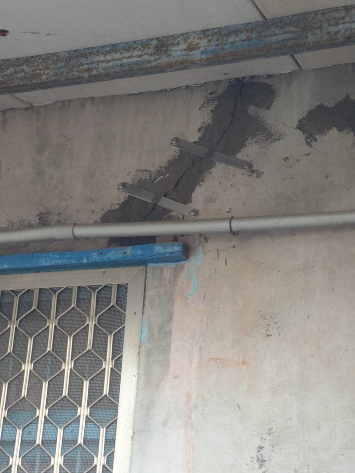 請問半山腰的房子有傾斜現象~~