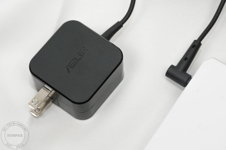 ASUS E210 「小輕新」筆電開箱評測:雙核 4GB 記憶體不到 8,000 元能做啥?