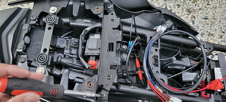 點我看大圖 開箱分享 新車 R15V4 飛樂M92 前後行車紀錄器