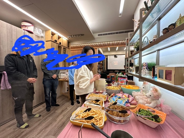 大家新年快樂 新年在朋友家吃飯偷拍