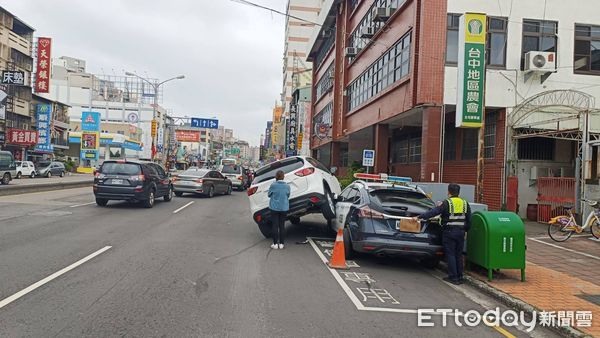 剛返台又載小孩上學！台中女一大早「騎上」警車尷尬現場曝
