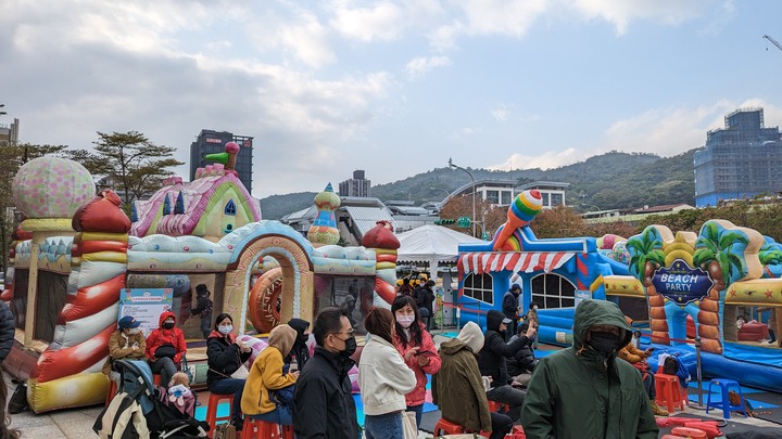 【小惡魔好玩兔U】初三走春 - 廚窗港點士林官邸店 / 雙溪公園 / 大直美麗華百樂園巧遇糖果魔法森林巨無霸氣墊遊樂場