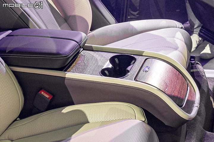 【採訪】Bentley Bentayga EWB 長軸旗艦 1380 萬元起正式登場,另提供 1550 萬元之「Azure」車型!