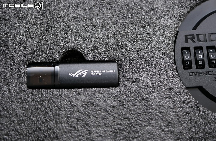 點我看大圖 白色控高階之選 ROG Maximus Z790 APEX 開箱