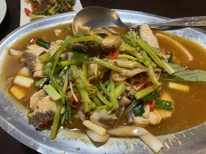 [食記] 古早風味甕仔雞，台灣基隆信義，香酥多汁甕仔雞配美味雞油飯