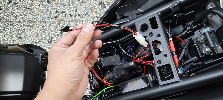 點我看大圖 開箱分享 新車 R15V4 飛樂M92 前後行車紀錄器