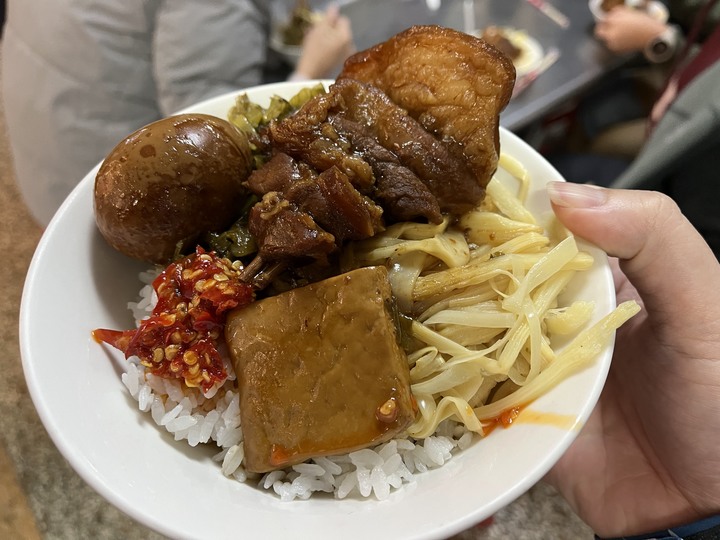 [食記] 蔡家知高飯，台灣基隆中正，香黏肥嫩入味知高飯配夠味排骨酥湯