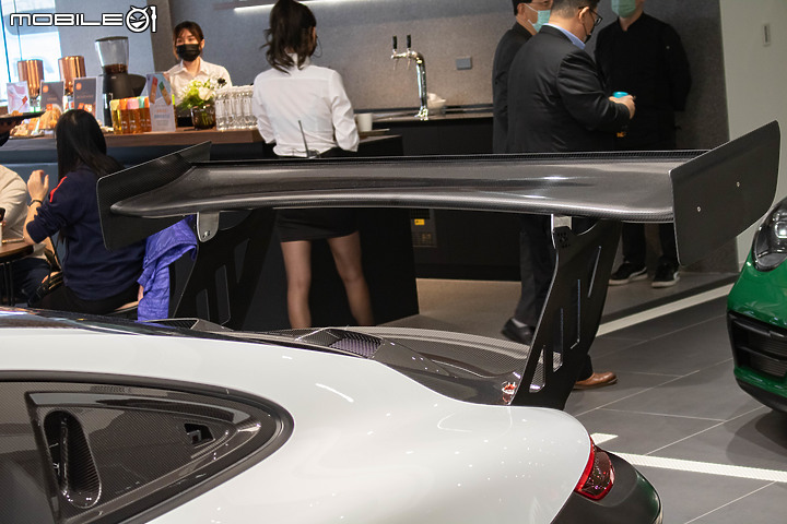 【採訪】台南保時捷中心正式開幕,展間融入Destination Porsche設計概念、911 GT2 RS Clubsport驚喜現身!