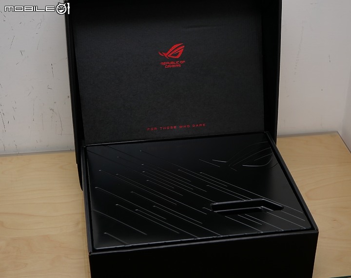 點我看大圖 白色控高階之選 ROG Maximus Z790 APEX 開箱
