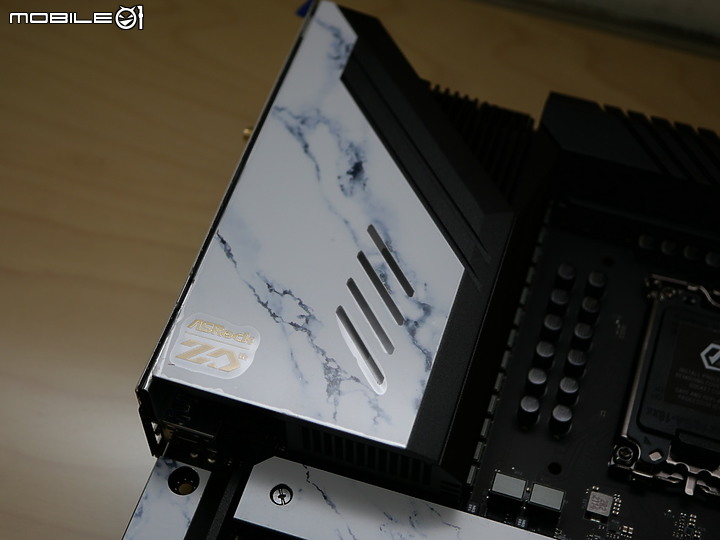 開箱 Z790 Taichi Carrara 卡拉拉大理石潑墨風