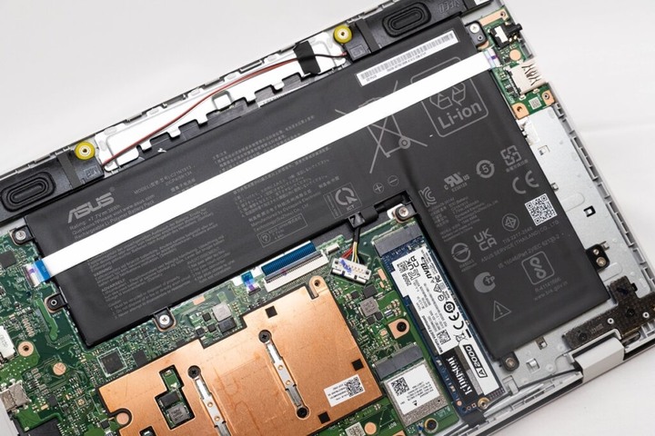 ASUS E210 「小輕新」筆電開箱評測:雙核 4GB 記憶體不到 8,000 元能做啥?