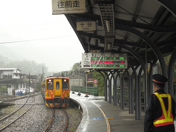 菁桐車站與老街、平溪車站與老街、平溪公園頂歷史建築群、十分車站與天燈鐵道街,及各站間DR1000型柴油客車搭乘紀錄 — 「鐵道旅行•幸福美好111」紀念章戳收集紀錄之平溪支線