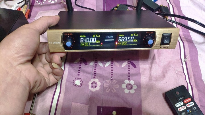 想請教各位高手電視+擴大機+無線麥克風接收器