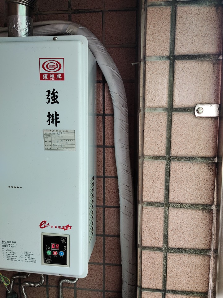 冷氣管線裝在貼近熱水器上方,會危險嗎？