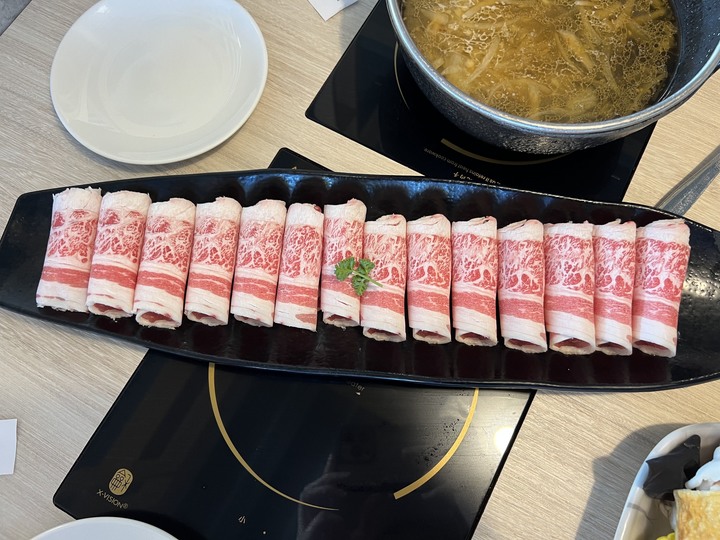 【小惡魔好玩兔U】從中午到夜伴星辰，築間幸福鍋物 基隆潮境公園店，一起來吃鍋吧