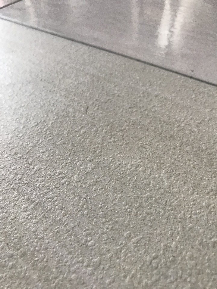 霧面的地板磁磚想上亮光漆