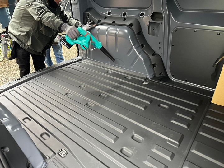 新貨車開箱 Caddy Cargo 六速手排後雙開門~爽