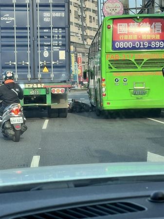 快訊/台南驚悚車禍...2大車「包夾」女騎士縫中倒地當場慘死